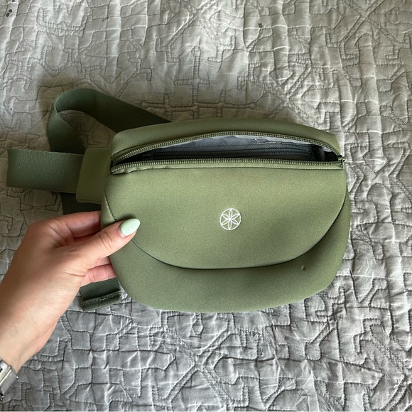 🩷GAIAM ALTITUDE SAGE GREEN BELT BAG CROSSBODY TRAVEL PURSE TRENDING SUMMER - Picture 14 of 16